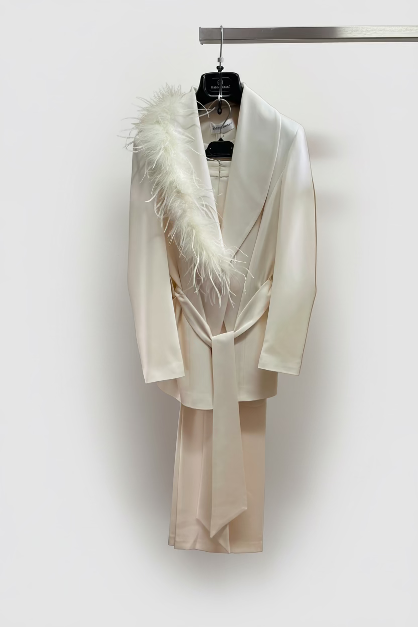 Tailleur con Piume Elegante – Completo Donna Glamour e Raffinato