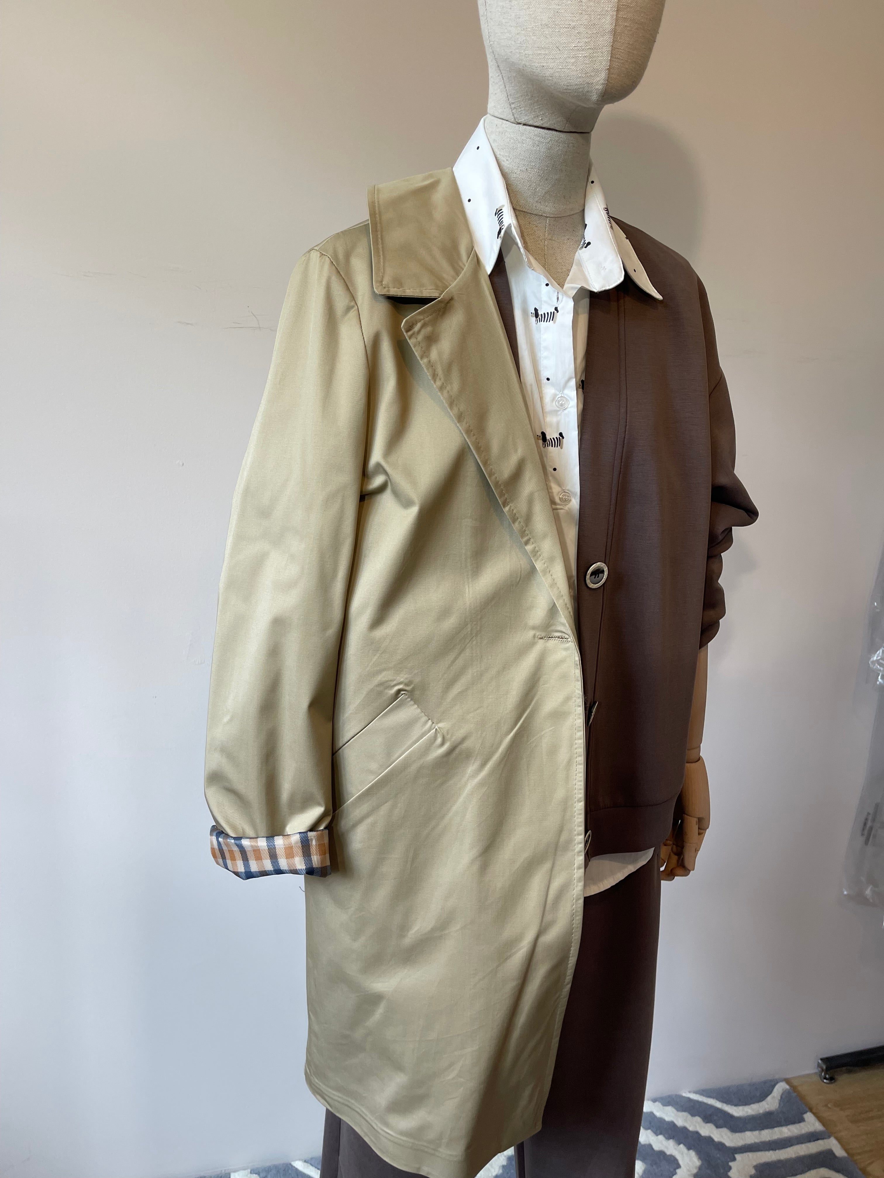 Trench Classico con Rever Stampato – Cappotto Elegante con Dettaglio Fashion