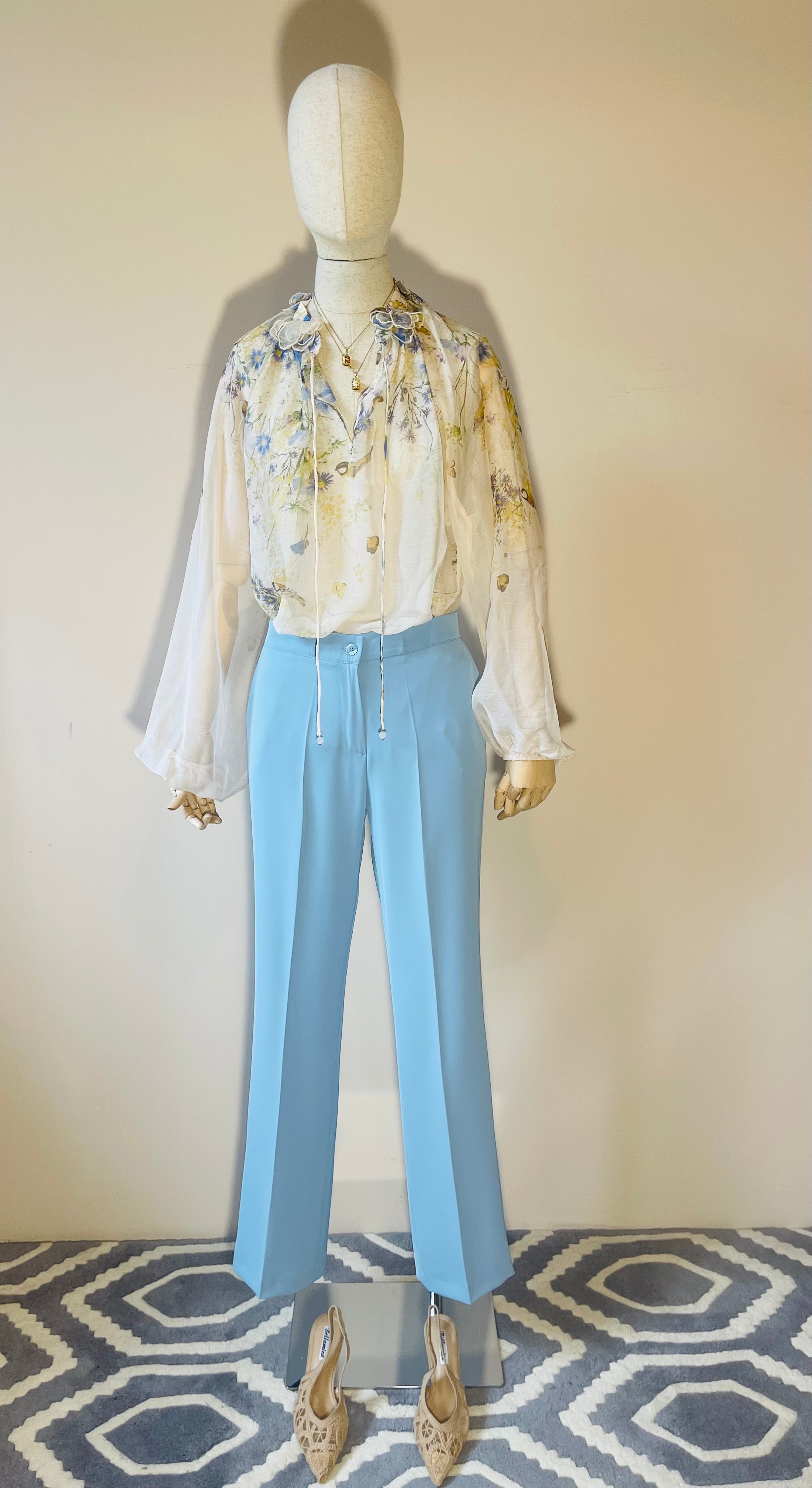 Tailleur Azzurro Polvere con Manica 3/4 e Pantaloni Sigaretta – Eleganza Femminile e Moderna