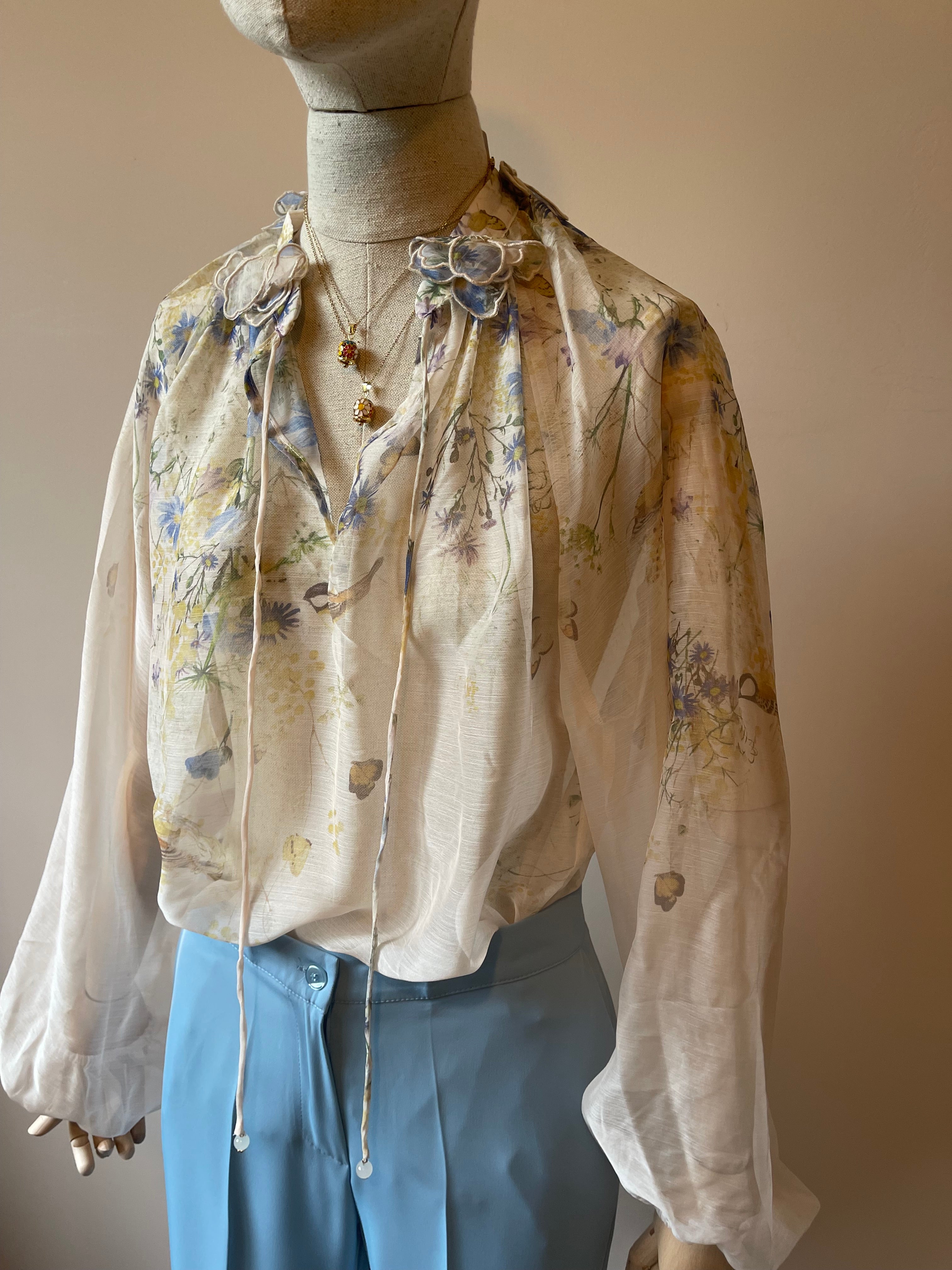 Tailleur Azzurro Polvere con Manica 3/4 e Pantaloni Sigaretta – Eleganza Femminile e Moderna