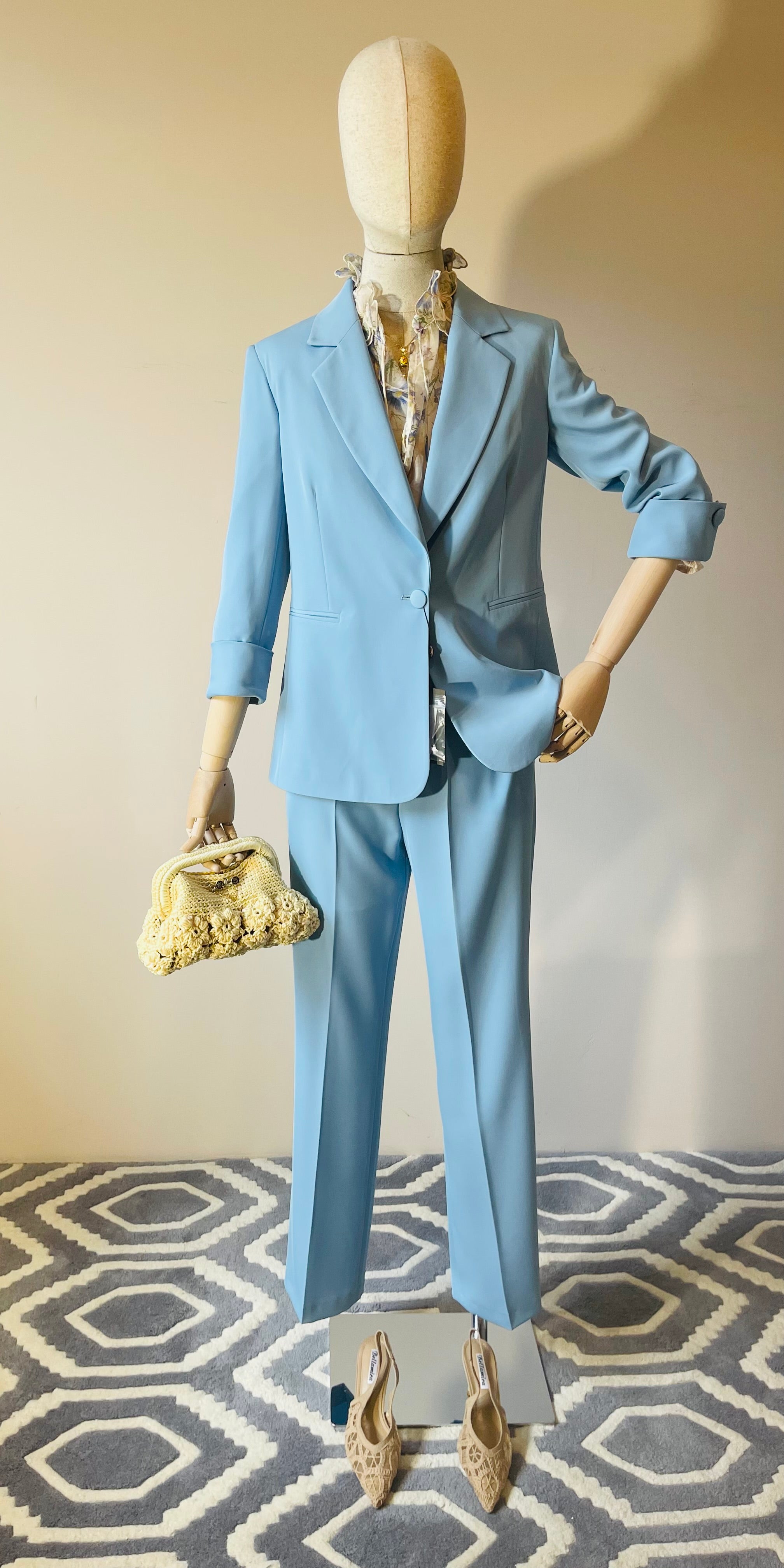 Tailleur Azzurro Polvere con Manica 3/4 e Pantaloni Sigaretta – Eleganza Femminile e Moderna