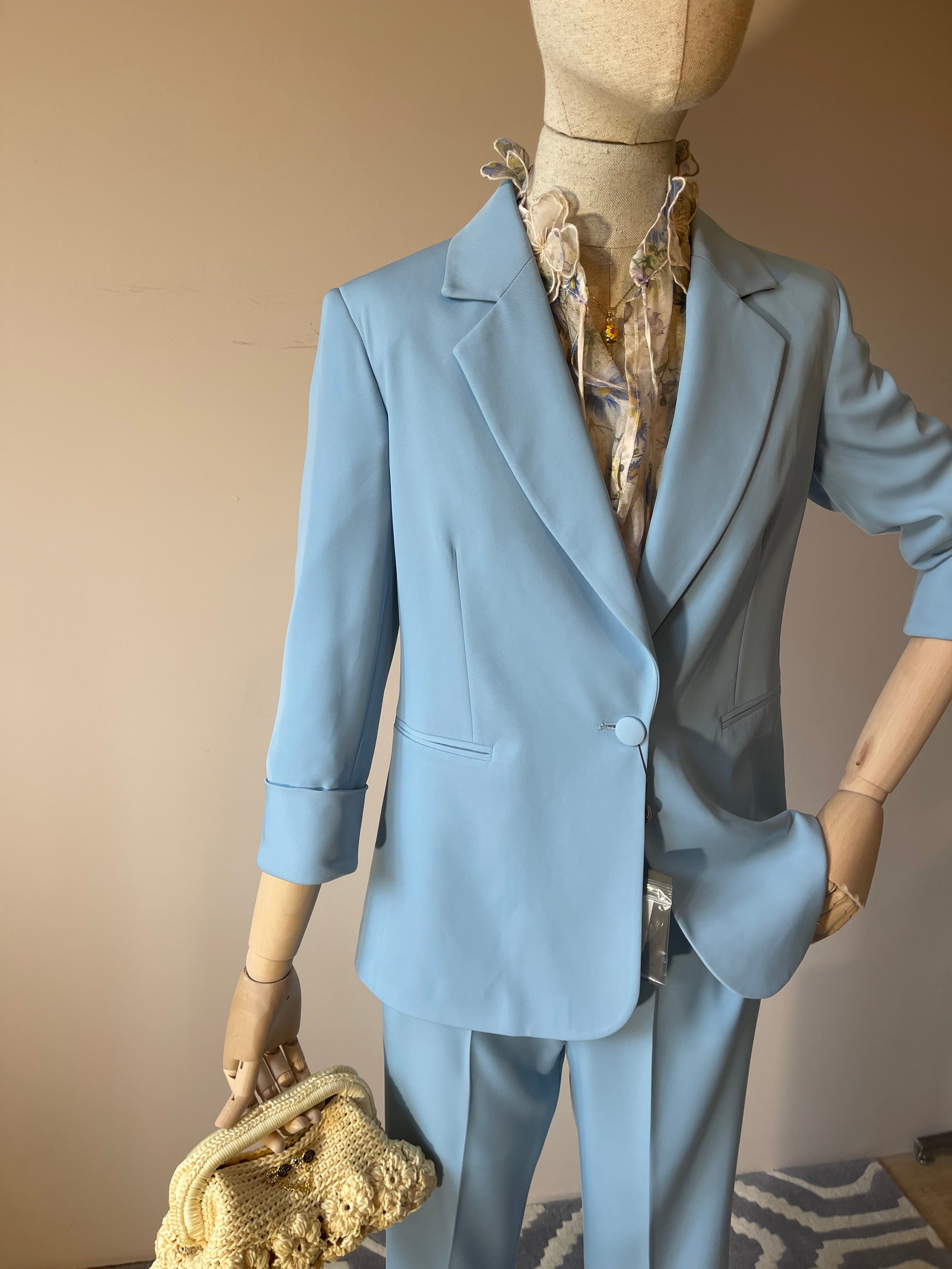 Tailleur Azzurro Polvere con Manica 3/4 e Pantaloni Sigaretta – Eleganza Femminile e Moderna