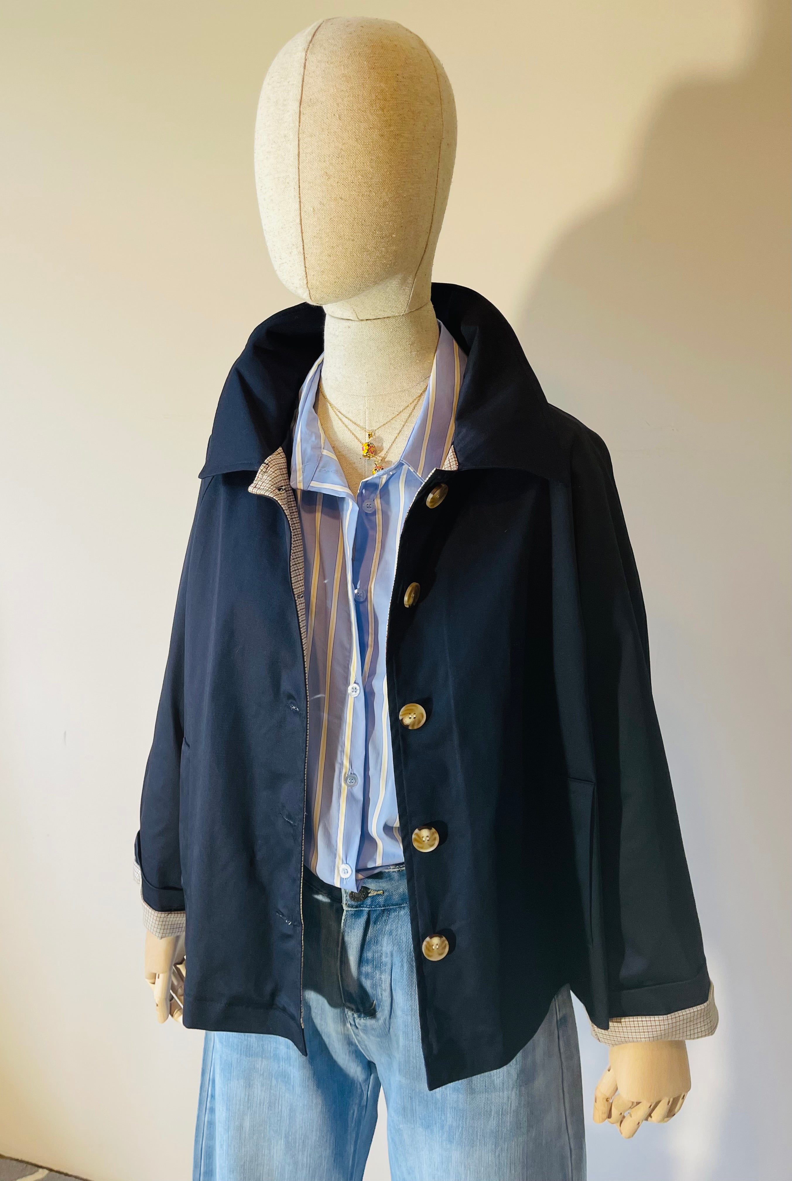 Trench Corto con Bottoni – Giacca Elegante da Mezza Stagione