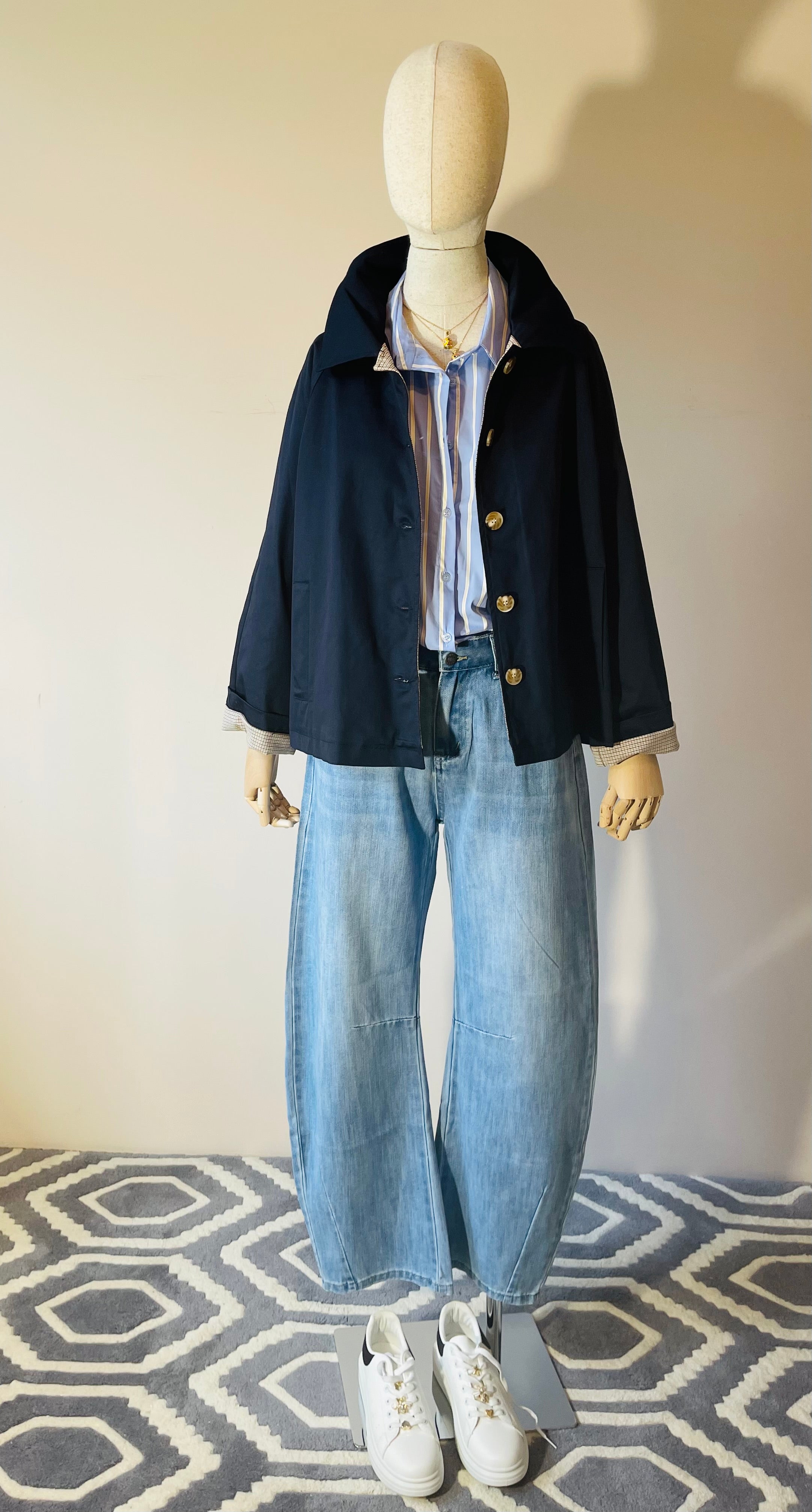 Trench Corto con Bottoni – Giacca Elegante da Mezza Stagione