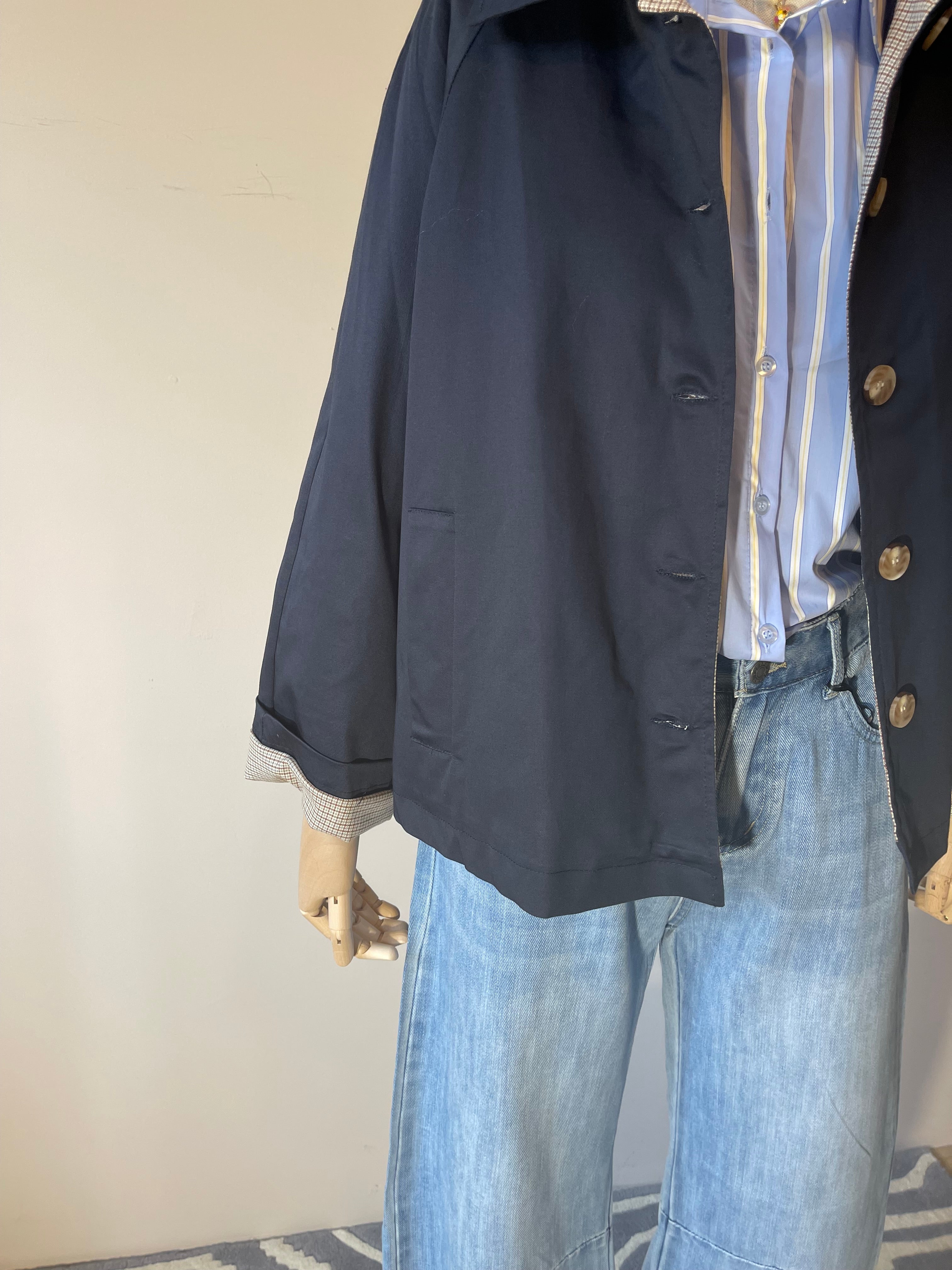 Trench Corto con Bottoni – Giacca Elegante da Mezza Stagione