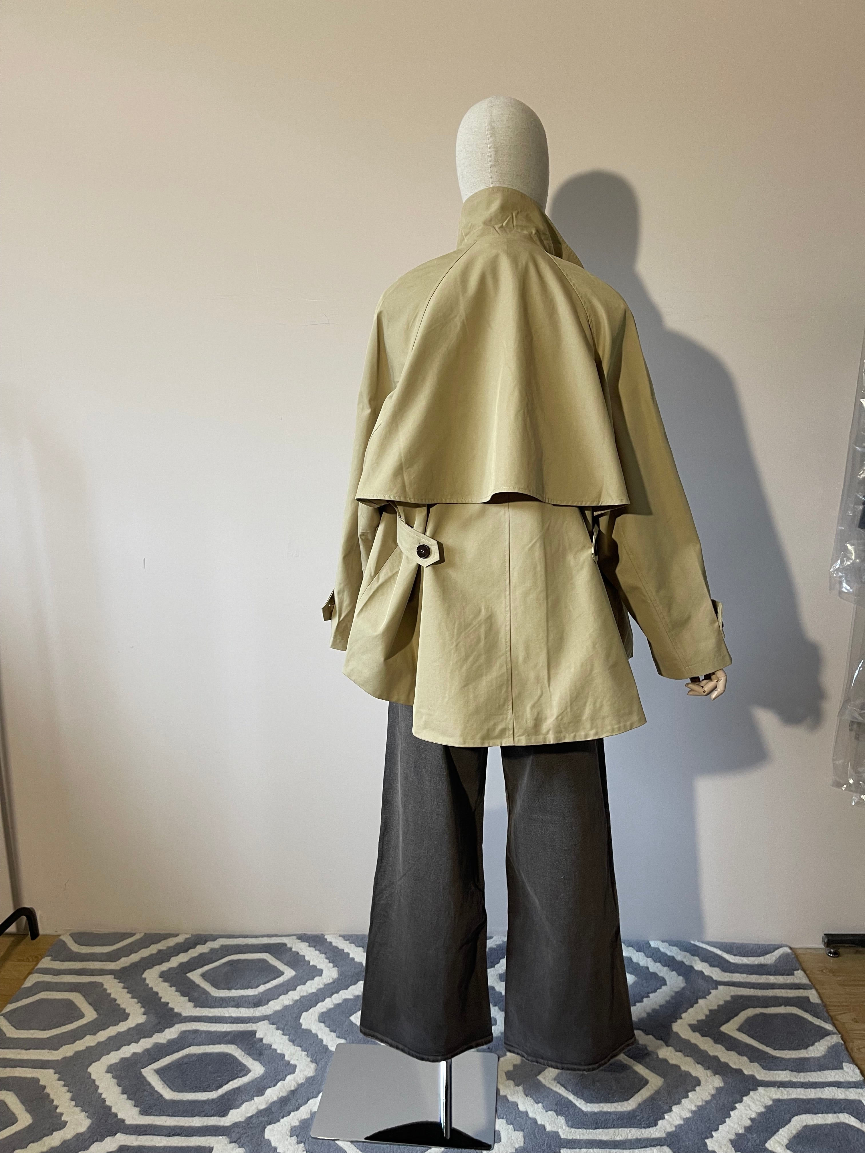 Trench Svasato Lunghezza Media – Cappotto Elegante e Femminile