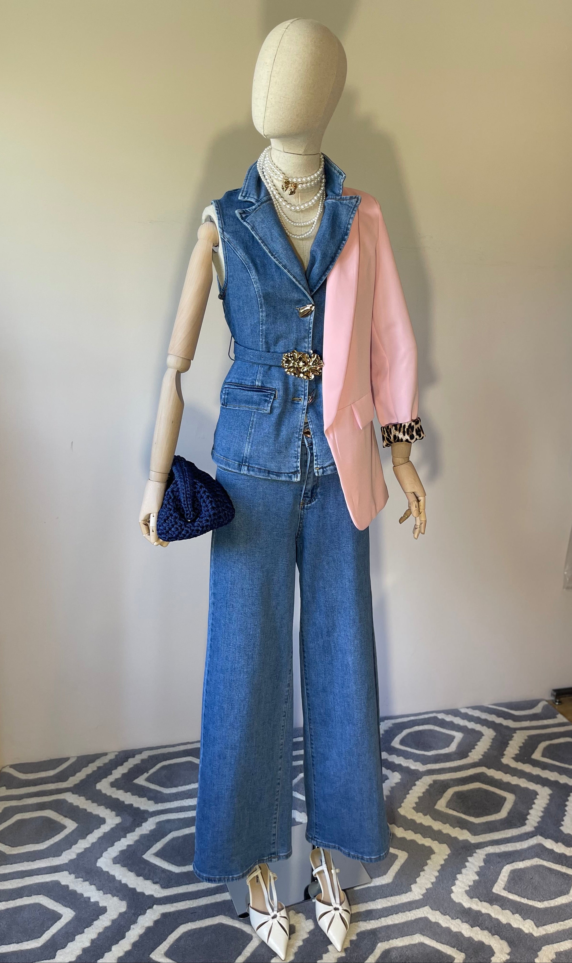 Completo in Denim con Gilet – Outfit Donna Casual Chic e di Tendenza
