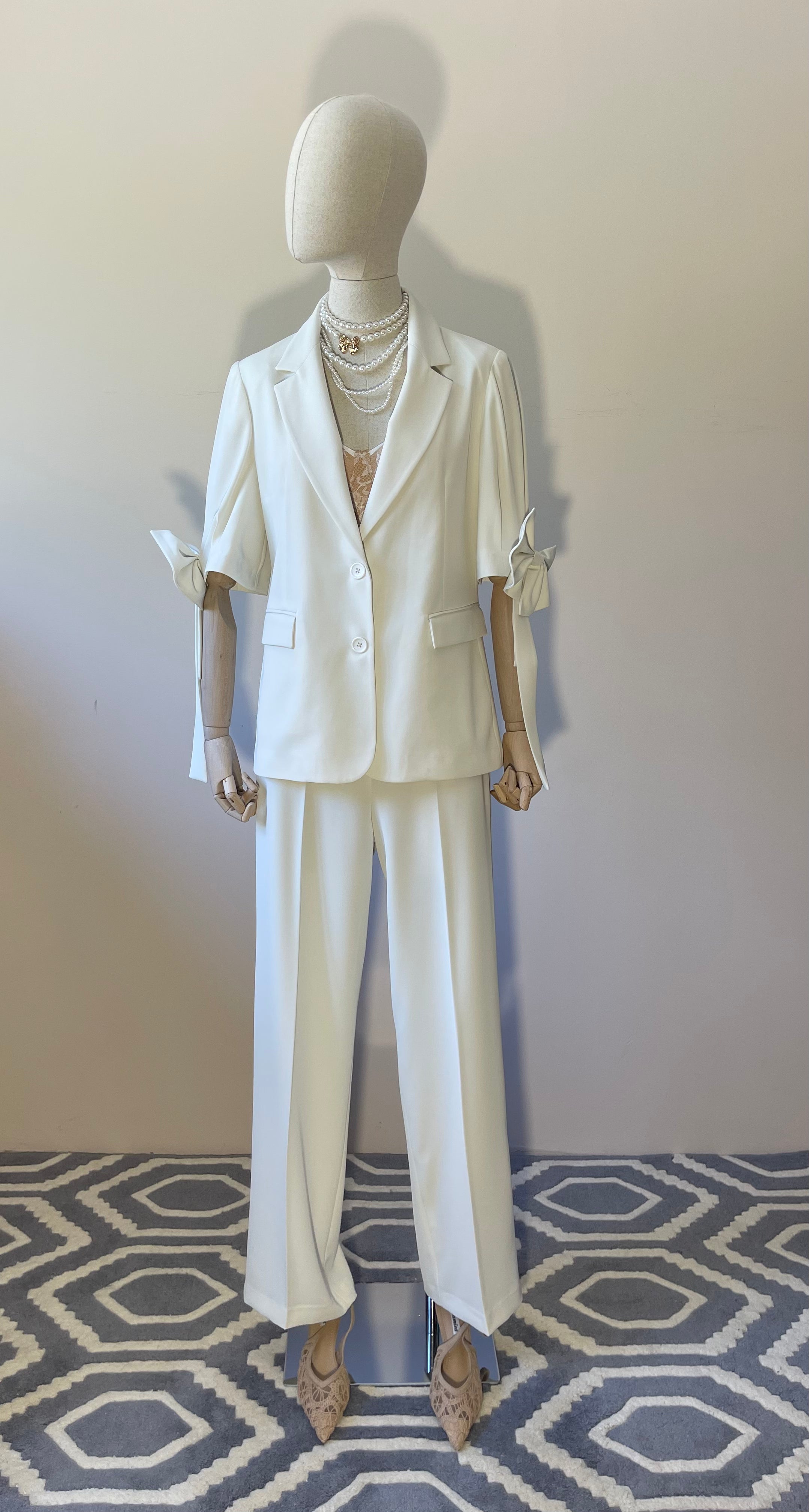 Tailleur Bianco Gesso Manica Corta con Fiocco Applicato