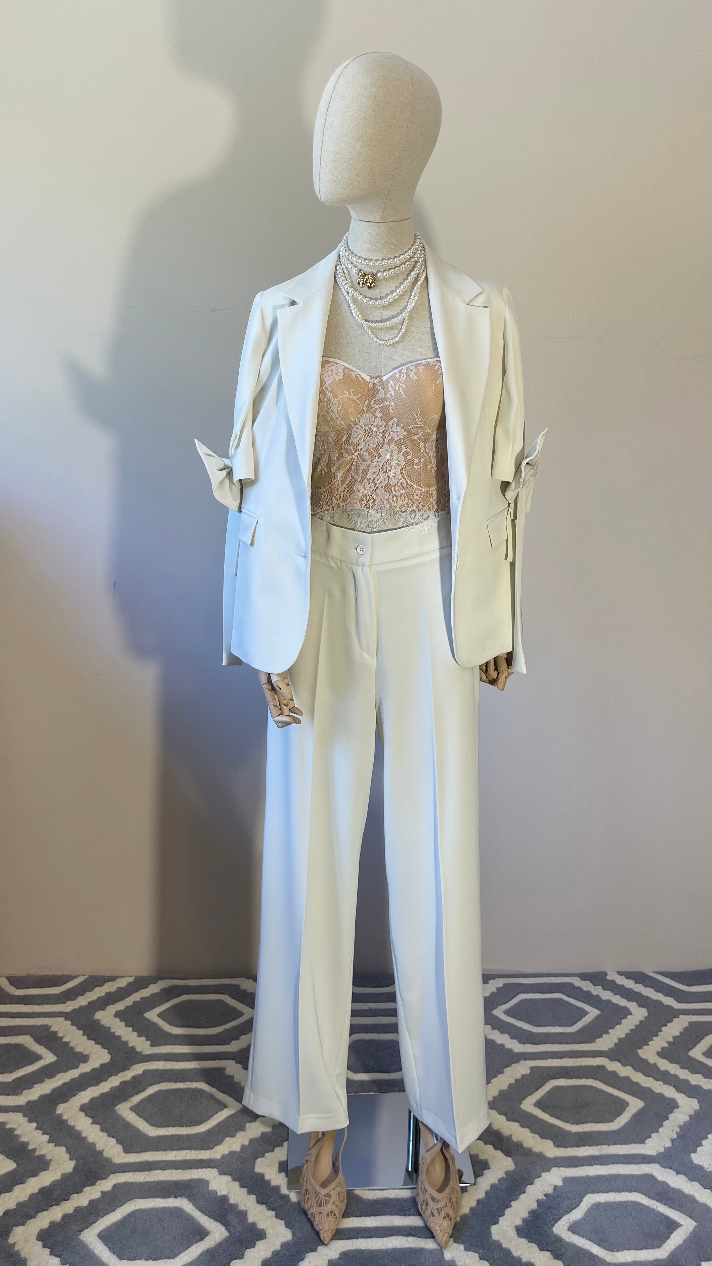 Tailleur Bianco Gesso Manica Corta con Fiocco Applicato