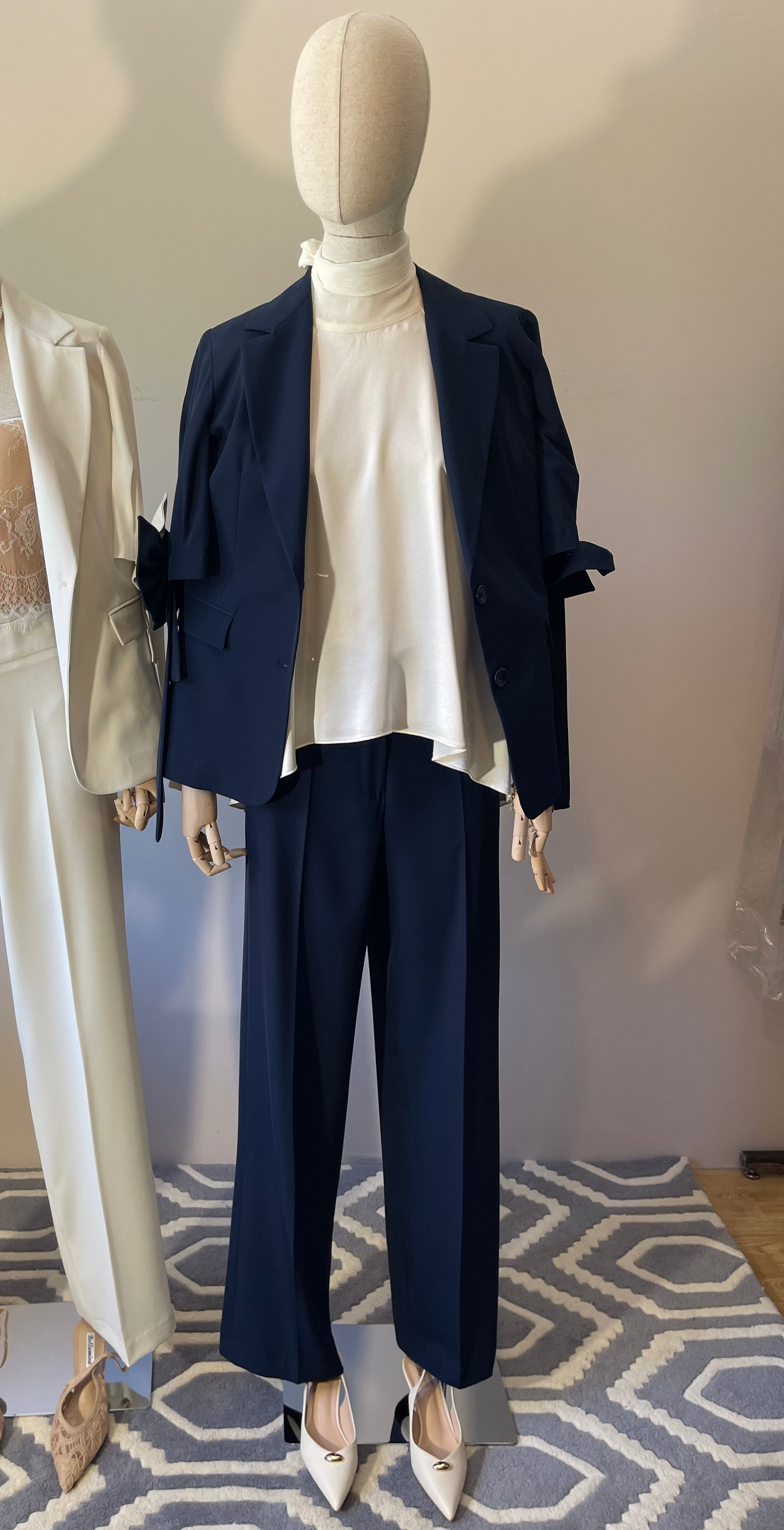 Tailleur Blu Cardinale Manica Corta con Fiocco Applicato