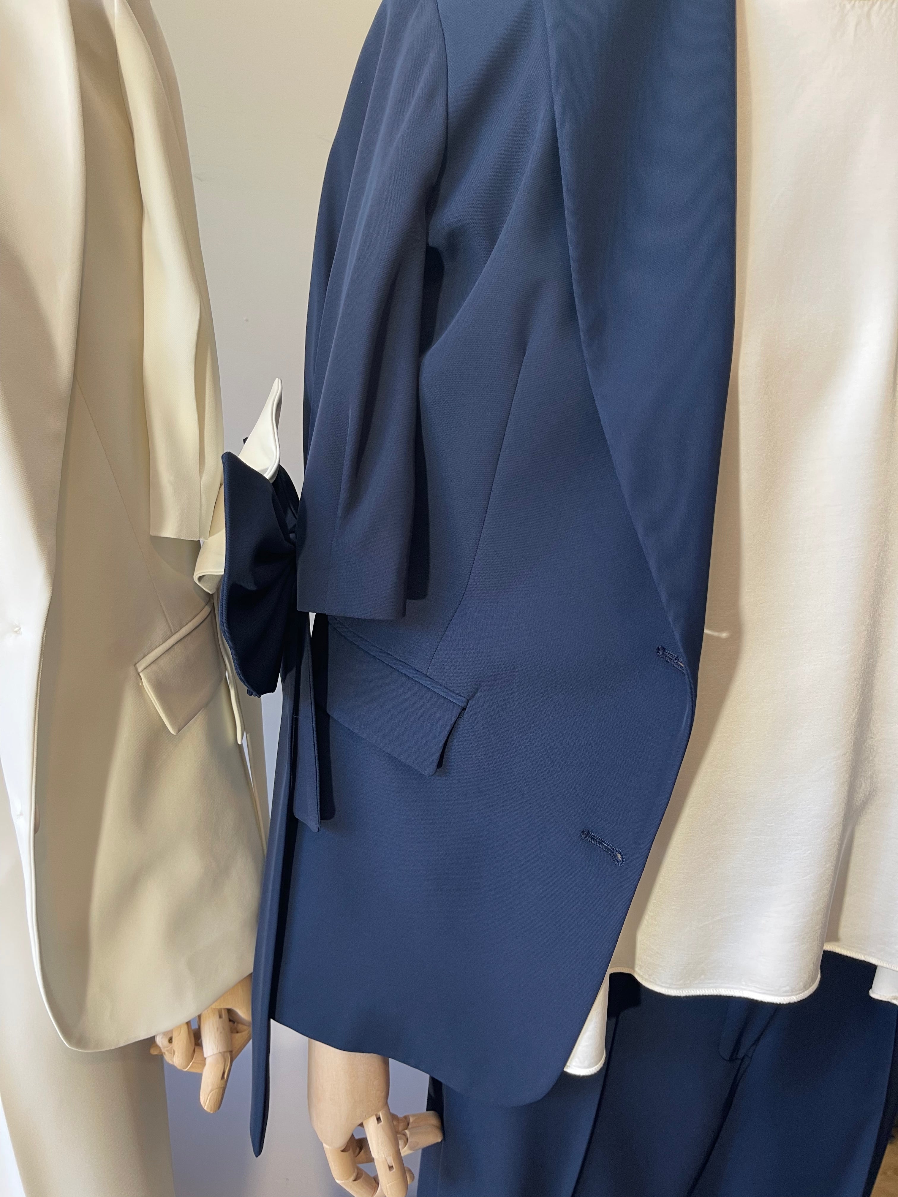 Tailleur Blu Cardinale Manica Corta con Fiocco Applicato