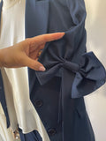 Tailleur Blu Cardinale Manica Corta con Fiocco Applicato