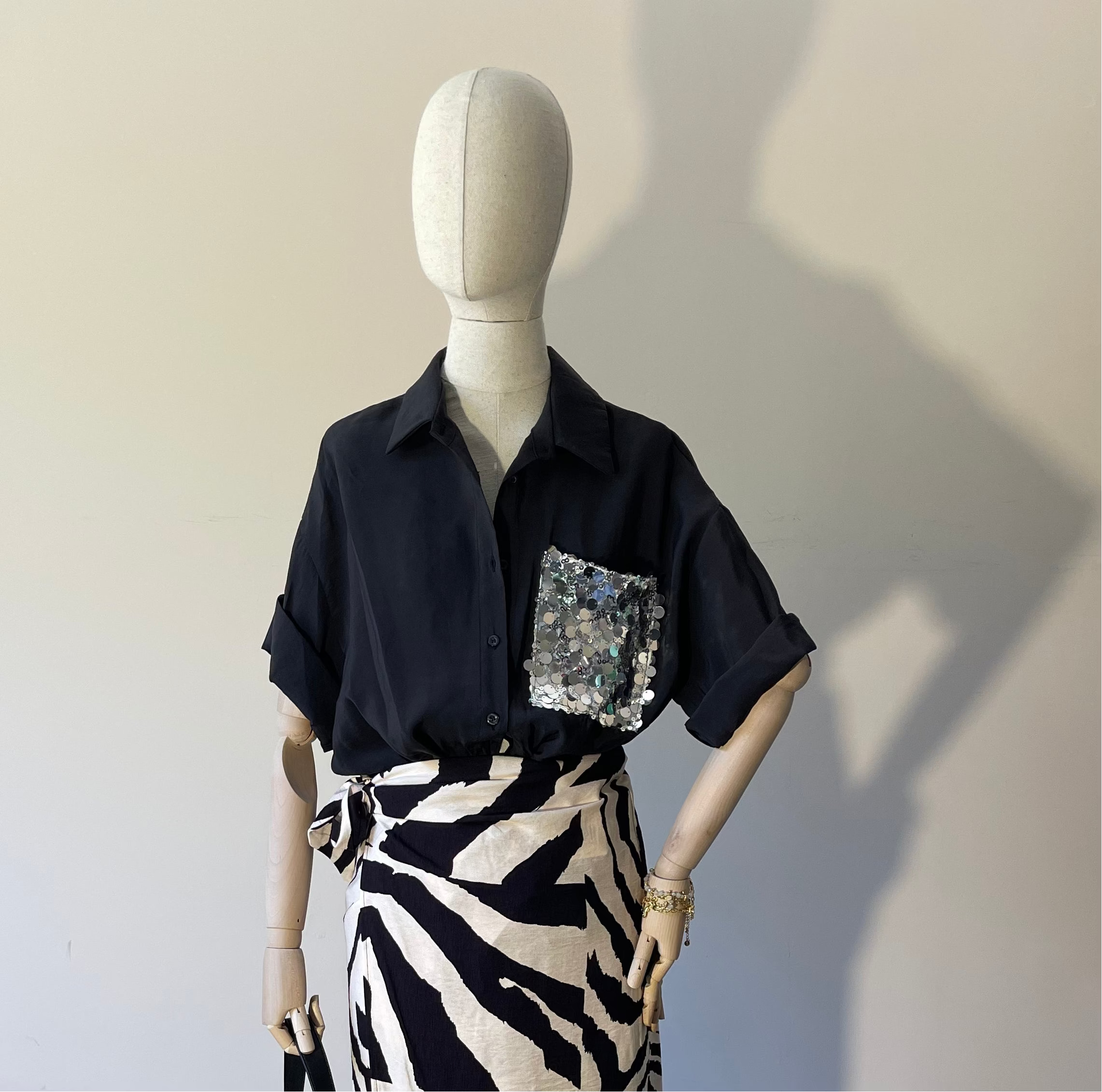 Camicia Nera con Tasca Gioiello Manica Corta in Modal
